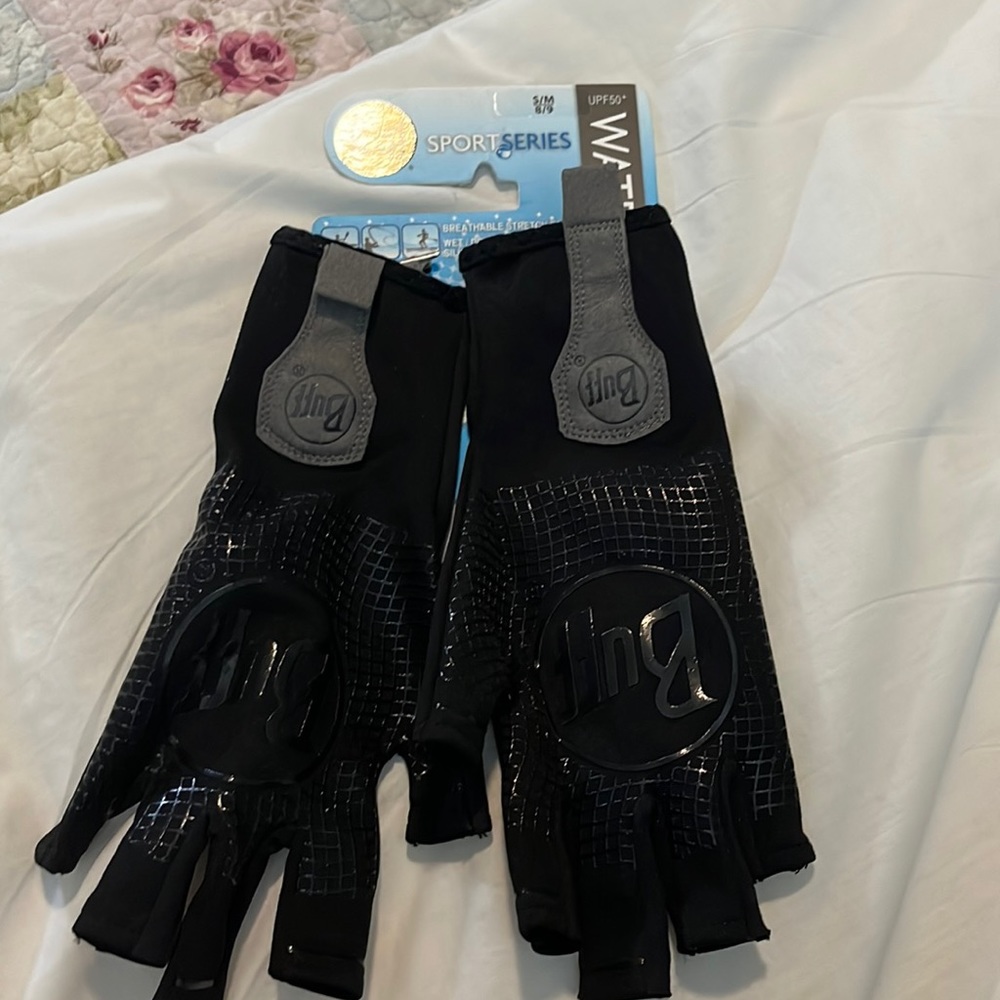 Fishing/water gloves for kayaking, water sports, etc. brand is Buff. Size is S/M